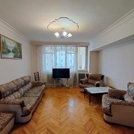 Large Apt Near Republic Square Διαμέρισμα Γιερεβάν Εξωτερικό φωτογραφία