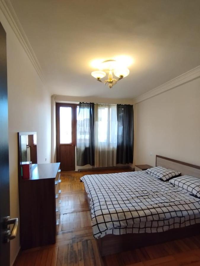 Large Apt Near Republic Square Διαμέρισμα Γιερεβάν Εξωτερικό φωτογραφία